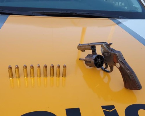 Passageiro é preso com arma de fogo carregada na MGC 354, em Patos de Minas