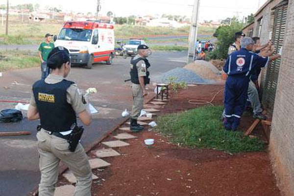 Em crise, homem nu degola galinhas e dá trabalho para policiais militares