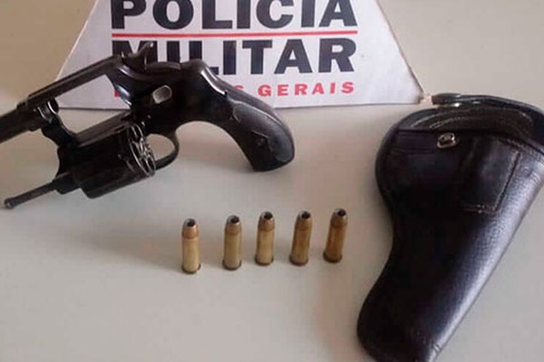 Homem faz quebradeira em casa, ameaça a mulher e é preso por posse ilegal de arma de fogo