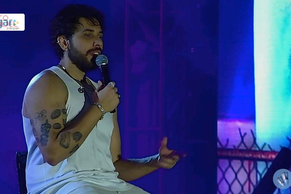 Gustavo Mioto se senta em banqueta e romantiza na arena com "Contramão"; veja ao vivo