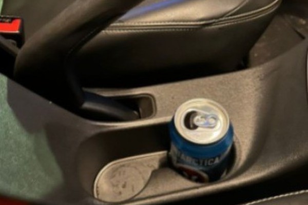 Motorista é flagrado dormindo ao volante com carro ligado no meio da Rua Major Gote