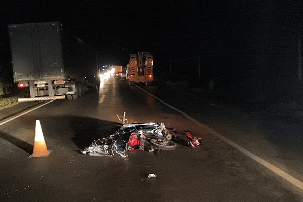 Motociclista morre após bater na traseira de caminhão prancha na BR-365, em Patos de Minas