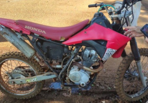 Homem é preso em moto furtada após acidente com caminhonete no Arraial dos Afonsos