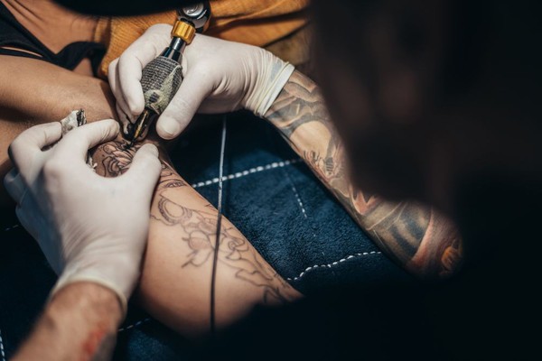 Justiça condena tatuador que começou tatuagem e não terminou em MG
