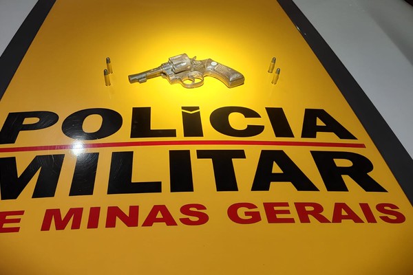 Ultrapassagem proibida termina com casal preso com arma carregada em Patos de Minas