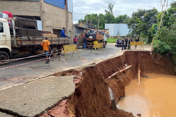 Desmoronamento avança, engole passeio e moradores deixam casas em Patos de Minas