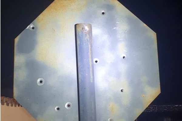 Disparos de pistola 9mm em placa de sinalização assusta moradores do bairro Morada do Sol