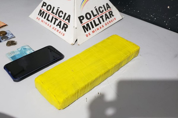 Polícia encontra barra de maconha ao abordar veículo e leva três pessoas para a Delegacia
