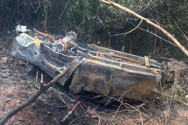 Motorista morre após caminhonete sair da pista, cair em ribanceira e pegar fogo na BR-251
