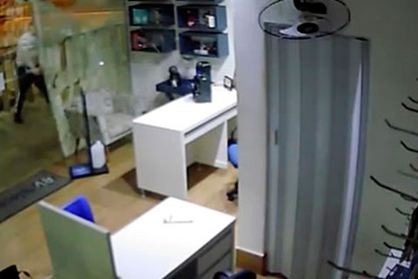 Homem usa pedra com o nome de “Rasputin” para quebrar vidro de empresa na Rodoviária