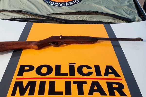 Senhor de 73 anos é preso com espingarda, após ser abordado pela Polícia Militar Rodoviária na MGC 354