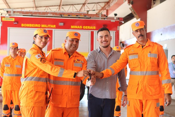 Corpo de Bombeiros de Patos de Minas recebe moderno caminhão ABTS de combate a incêndio