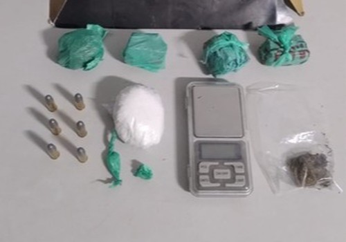 Denúncias de tiros em cortejo fúnebre levam à prisão de jovem com drogas e munições em Patos de Minas