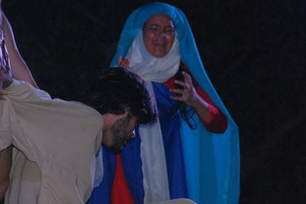 Milhares de fiéis assistem à encenação da Paixão de Cristo e oram em procissão