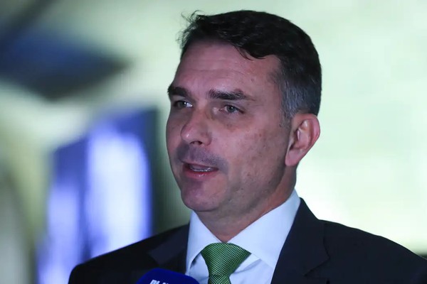 Deputados pedem investigação sobre relação entre Vorcaro e Flávio