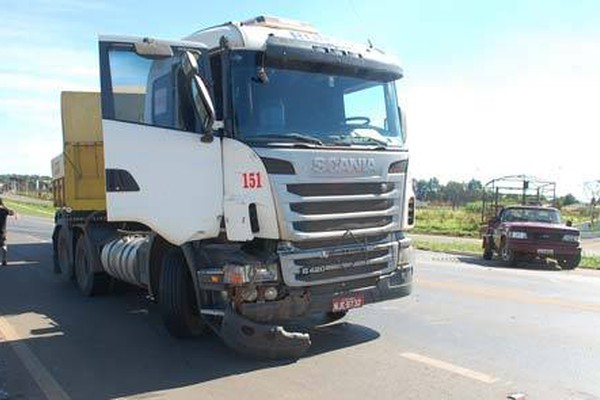 Acidente com D20 e Bitrem deixa uma pessoa ferida perto do trevo da Pipoca
