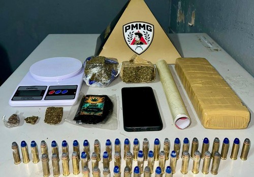 Durante buscas por moto furtada, PM encontra drogas e munições e prende homem em Patos de Minas