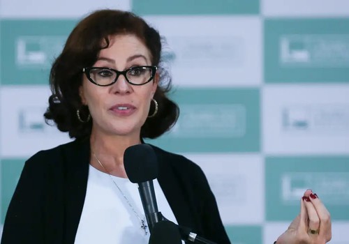 Deputada Carla Zambelli, condenada pelo STF, deixa o Brasil