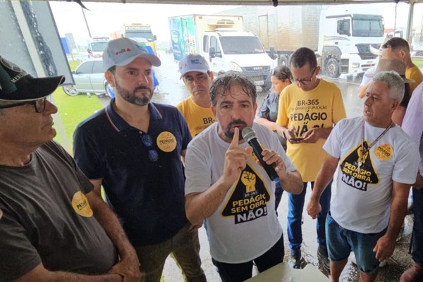 "Sem obras e  duplicação, pedágio não": manifestação em Patos de Minas é contra proposta de concessão de rodovias