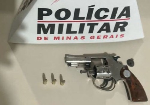 PM encontra revólver carregado em carrinho de bebê e casal é preso em Varjão de Minas