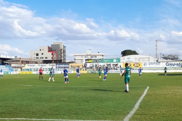 URT vence o Uberlândia por 2 a 0, mantém tabu e volta a briga por uma vaga na elite do futebol mineiro