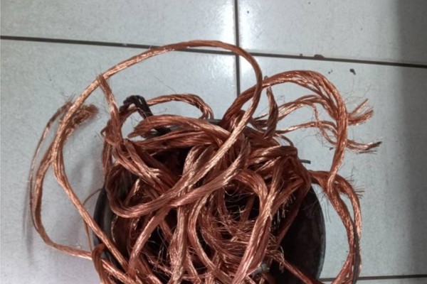 Polícia Militar encontra fios furtados de barracão e prende casal por receptação e tráfico de drogas