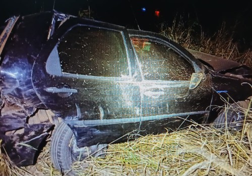 Carro capota após ultrapassagem e motorista acaba preso por embriaguez, na MGC354