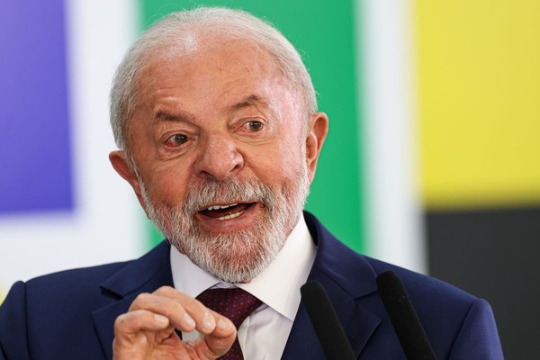 Lula anuncia isenção de visto a cidadãos chineses