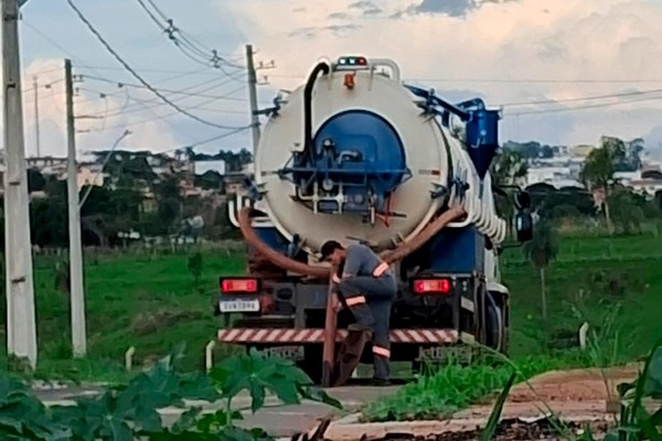 De quem são e pra que servem os caminhões flagrados despejando dejetos na rede de esgoto