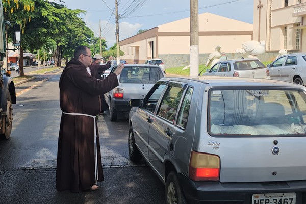 Frades capuchinhos fazem mutirão para abençoar milhares de veículos hoje em Patos de Minas
