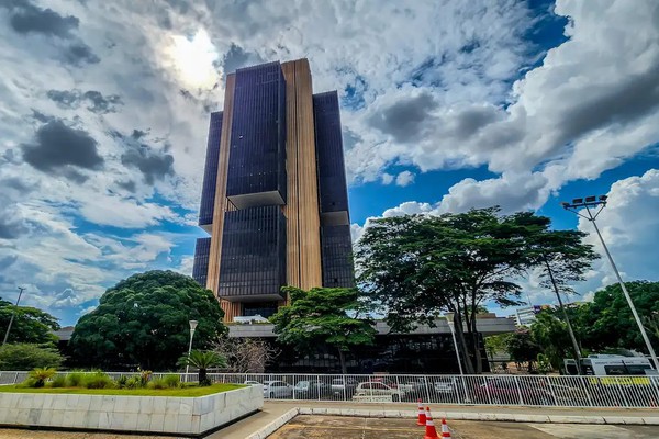 Juros pressionam a dívida mais que gastos públicos, dizem economistas