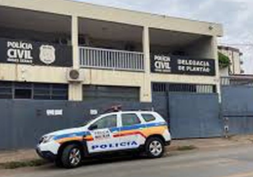 Homem se esconde em alçapão de telhado de residência onde furtava até imagens religiosas, mas acaba localizado pela PM