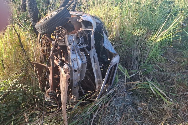 Jovem de 20 anos morre e dois adolescentes ficam feridos em capotamento de veículo na BR 352