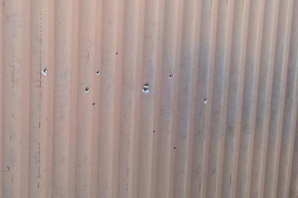Atiradores abrem fogo e deixam portão e carro todos perfurados à bala no Morada do Sol
