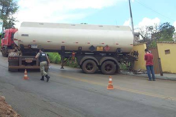 Carreta com 20 mil litros de etanol volta em morro da Piauí e para em muro de casa