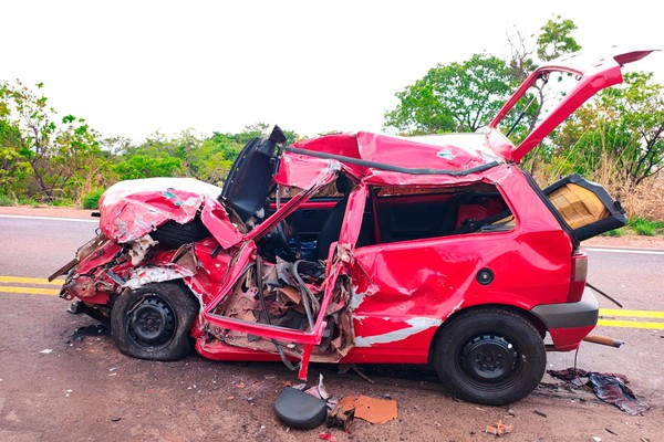 Motorista fica gravemente ferido em batida frontal entre carro e carreta na MG-190, em Abadia dos Dourados