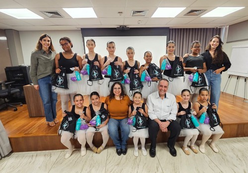 Presidente do Sicoob Credicopa se emociona ao entregar uniformes às alunas do Projeto Diversidança