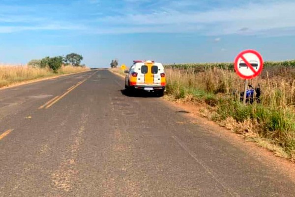 Motociclista de 34 anos fica ferido ao passar sobre pedra e cair na MGC 462, em Patrocínio