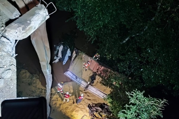 Carreta carregada com soja cai de ponte na BR 365 e bombeiros passam noite procurando por motorista em Patos de Minas