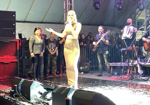 Patense Stela Nunes canta com Roberta Miranda na Fenapraça 2026; veja vivo