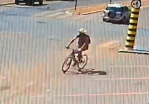 Imagens mostram homem furtando bicicleta de adolescente em plena luz do dia