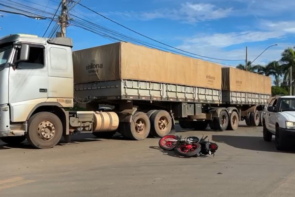 Jovem inabilitado empina a moto, bate em carro e carreta e acaba ferido em Patos de Minas