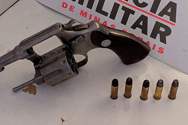 Jovem de 18 anos é preso depois de ser flagrado com arma de fogo no terminal rodoviário em Patos de Minas