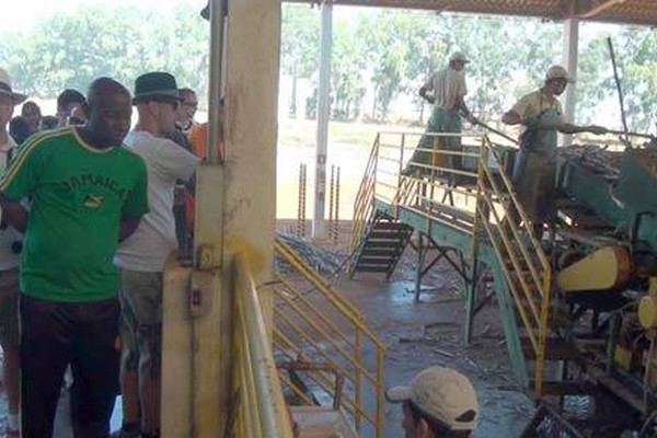 Barmen internacionais conhecem a cachaça e o café produzidos em Patos de Minas