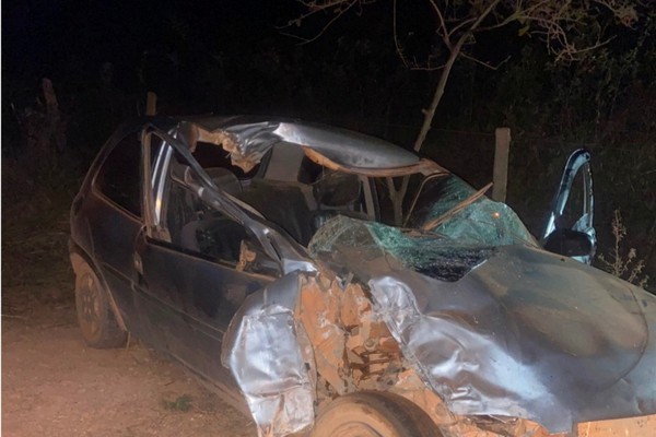 Veículo fica destruído após bater em boi solto em estrada vicinal de Lagamar; casal ficou ferido