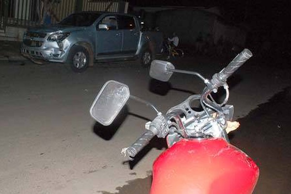 Motorista, bate em motociclista e volta após deixar a placa para trás