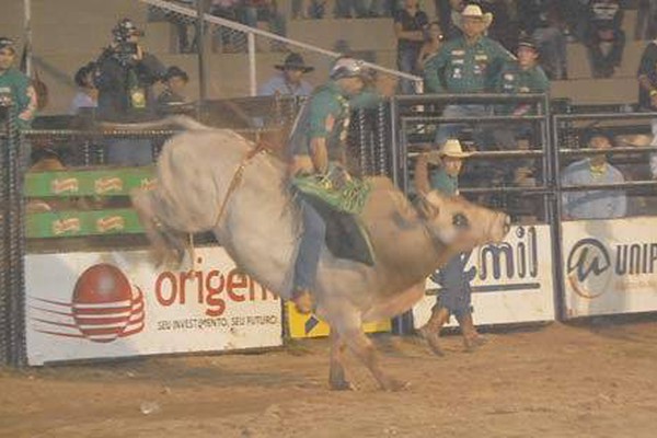 Começa a disputa pela caminhonete novinha do Rodeio Fenamilho 2012