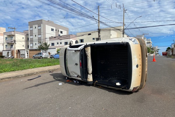 Picape para tombada em mais um acidente de trânsito em Patos de Minas; ninguém se feriu