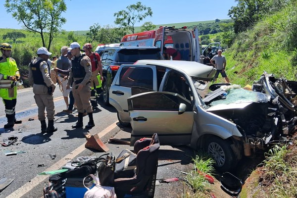 Veículo de passeio bate de frente com caminhão na MG-187 e deixa cinco pessoas feridas