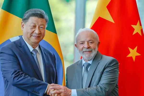 Xi Jinping garante a Lula apoio da China em tempos "turbulentos"